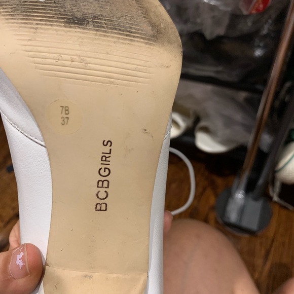 BCBG white pointed toe heels size 7 - Picture 3 of 10